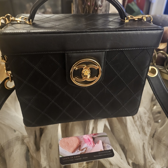 CHANEL Black Quilted Crossbody Bag with Gold Hardware - Picture 5 of 16